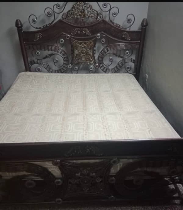 iron bed set 0