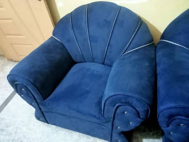 2 sofas with 1 sofa chair in new condition 1