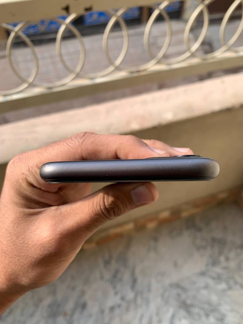 Apple iPhone 11 7