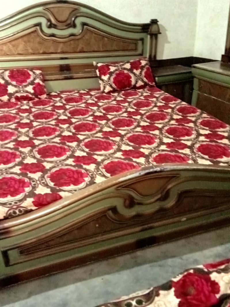 Wood bed in used very good condition bed 0