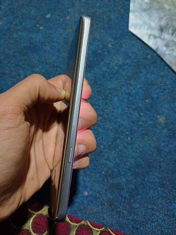 Samsung note 5 bs neche side  shade ha lekin sb nazr ata ha PEN SAT h 0