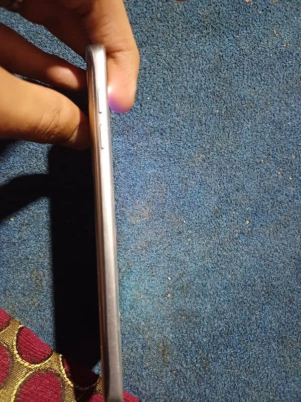 Samsung note 5 bs neche side  shade ha lekin sb nazr ata ha PEN SAT h 1