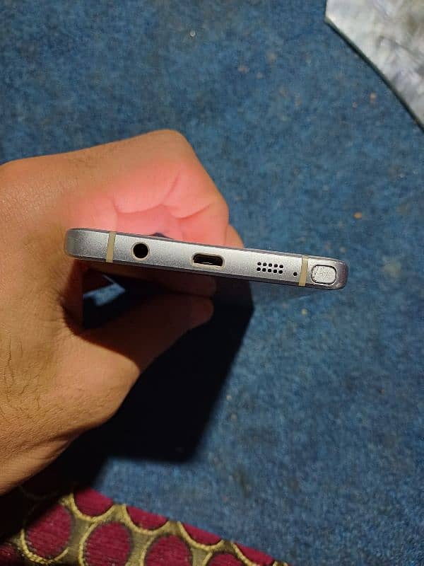 Samsung note 5 bs neche side  shade ha lekin sb nazr ata ha PEN SAT h 3