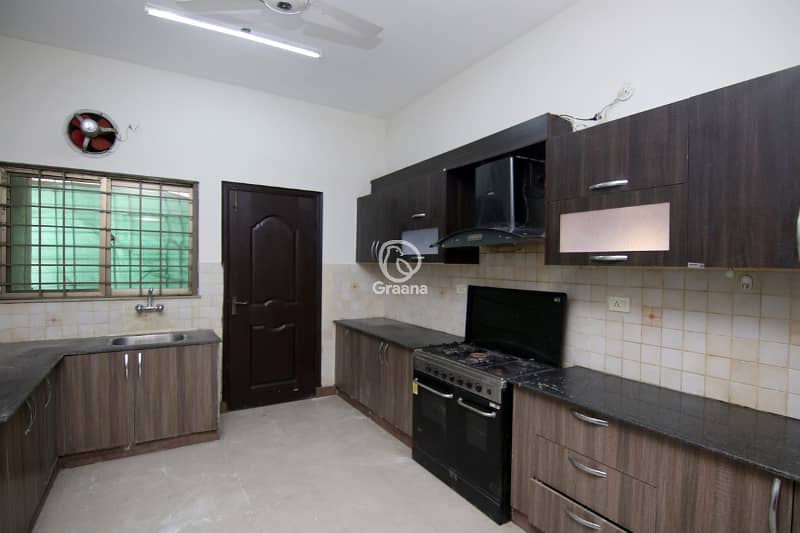 3-Bedrooms Army Flat For Rent in Askari 11 Lahore 9