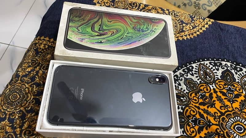 iPhone XS Max 12