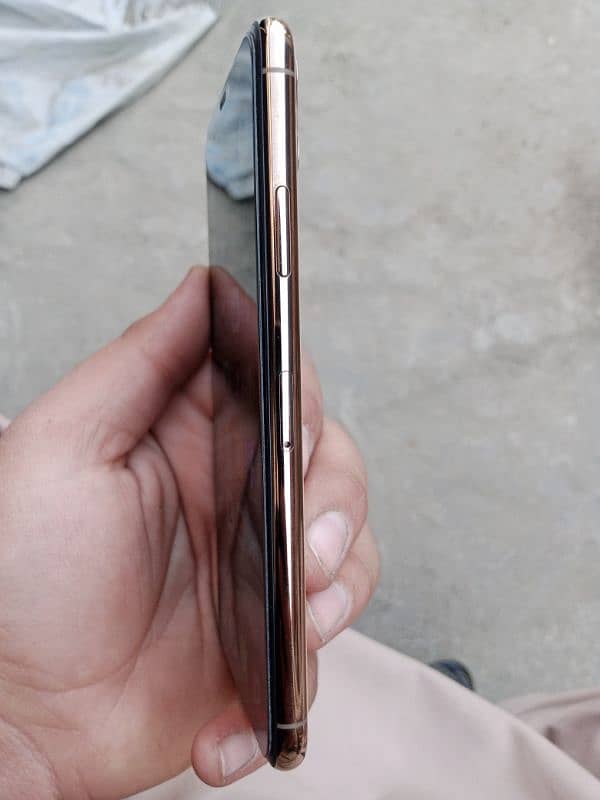 Iphone 11pro max golden colour 1