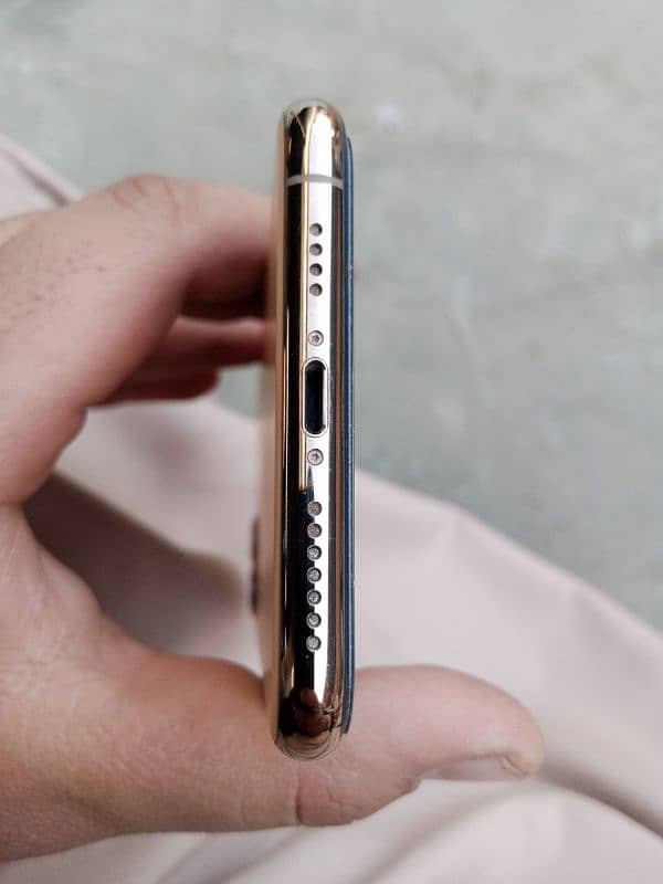 Iphone 11pro max golden colour 3