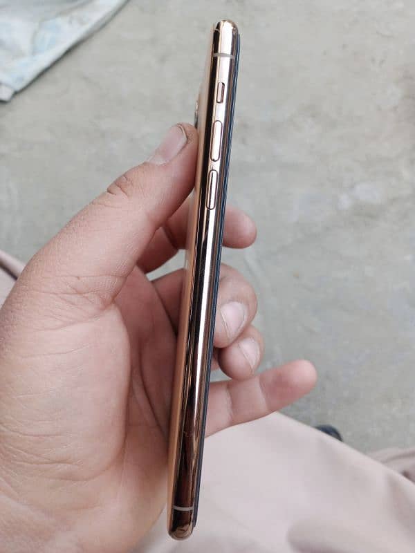 Iphone 11pro max golden colour 6