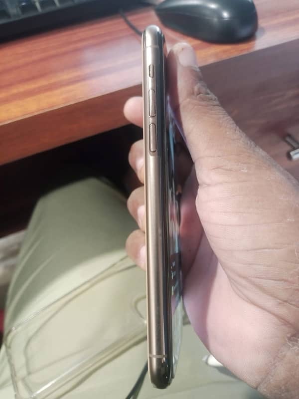 iphone 11 pro gold factoryunlocked 1