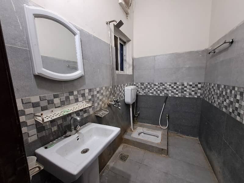 neat and clean flat available near UCP university and shokat khanum hospital 6