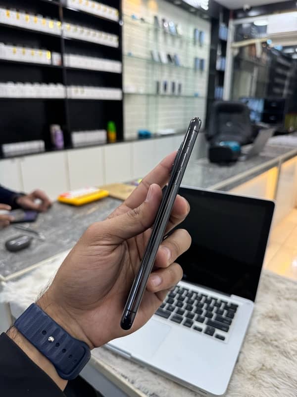 iPHONE 11 PRO MAX 1