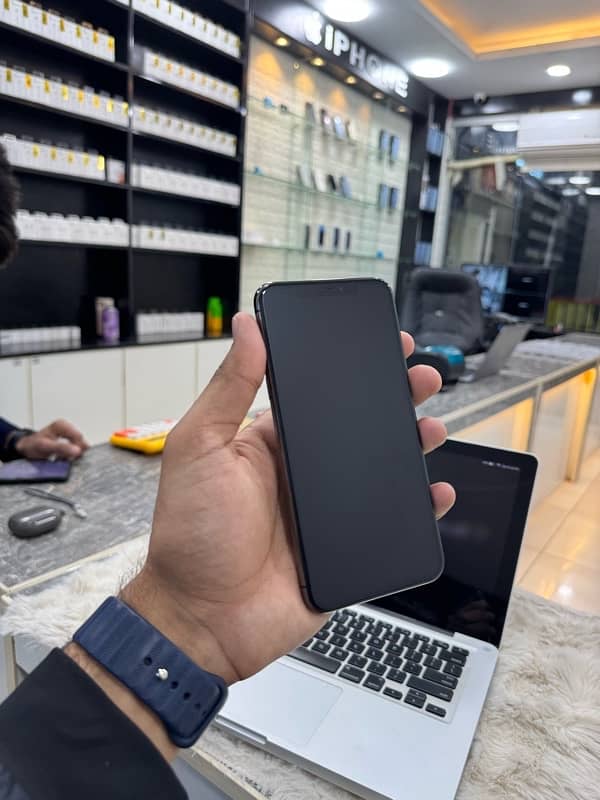 iPHONE 11 PRO MAX 2