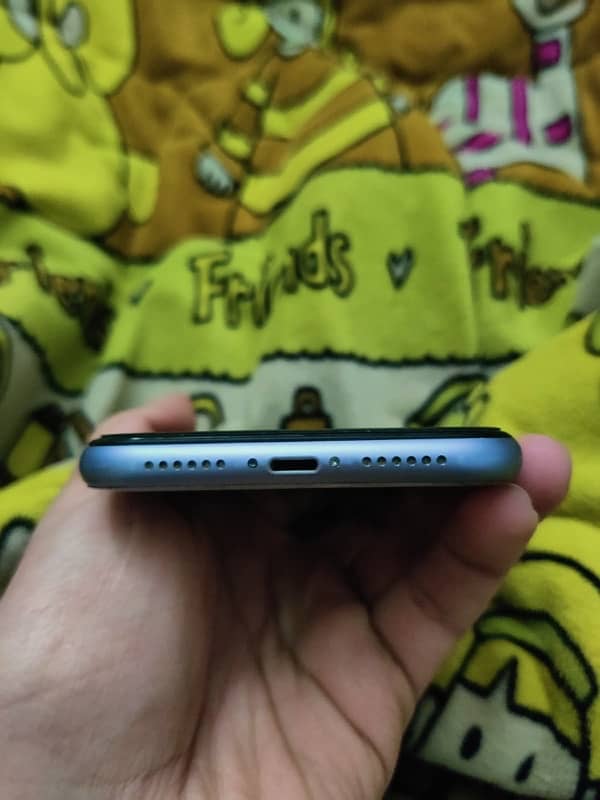 iphone 11 64gb jv 89%health 10/10 condition 2