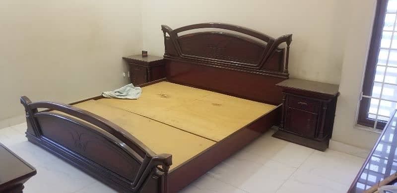 whole bed set including side tables,dressing table and side board 3