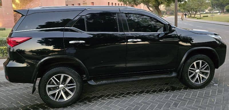 Toyota Fortuner V 2017 1