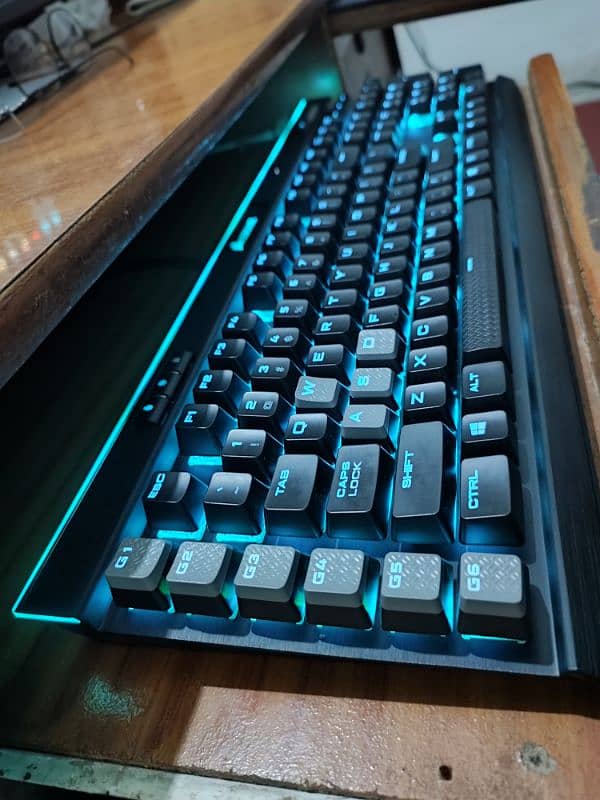 CORSAIR K95 RGB PLATINUM 4