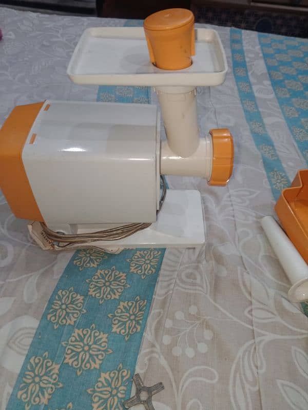 Electric meat mincer, slicer juicer machine 6