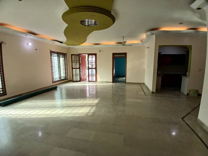 400 SQUARE YARDS 3 BED DRAWING DINNING 1ST FLOOR PORTION FOR RENT IN JAUHAR 9