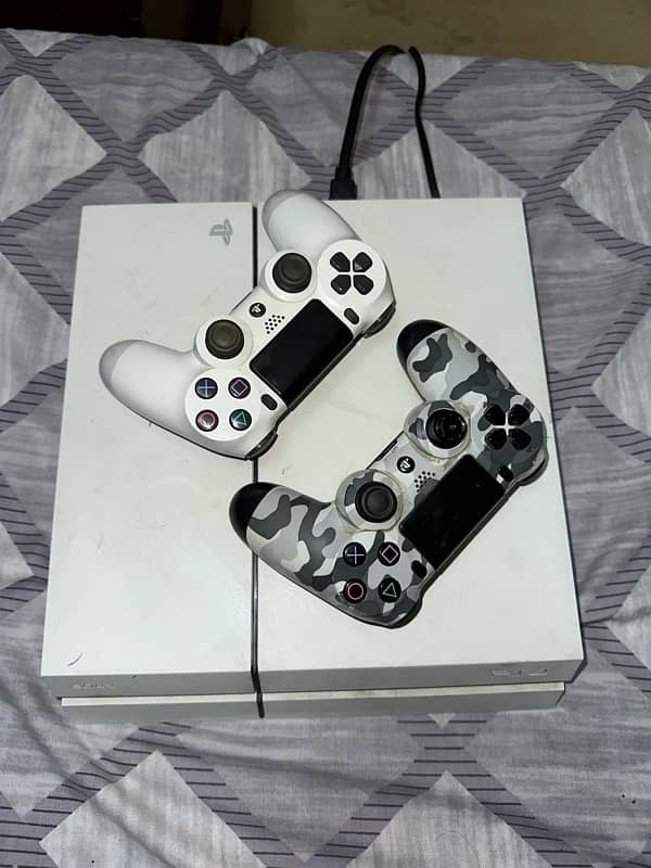 ps4 slim with 2 controllers 0