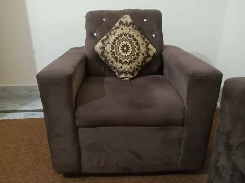 Sofa set with it's table for sale 2