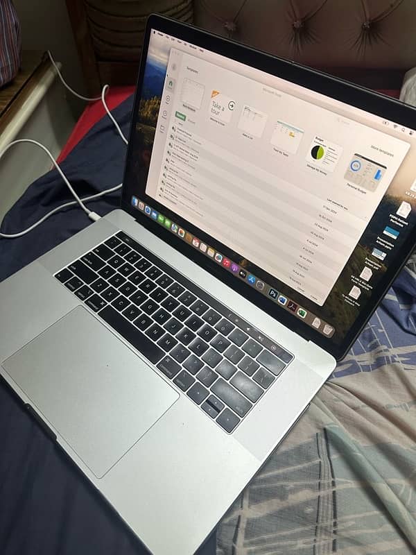 Mac book pro 2018 ( 15 inch ) 2