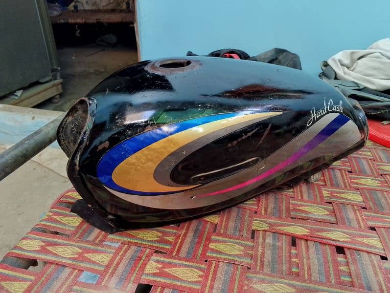 I M SELLING MY FUEL TANK BIKE 0