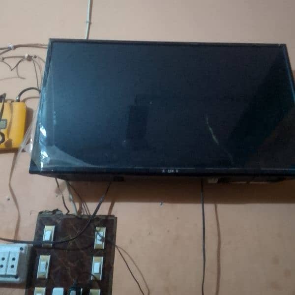 Non smart tv With tv box chanel tv best condition you can bargain pric 2