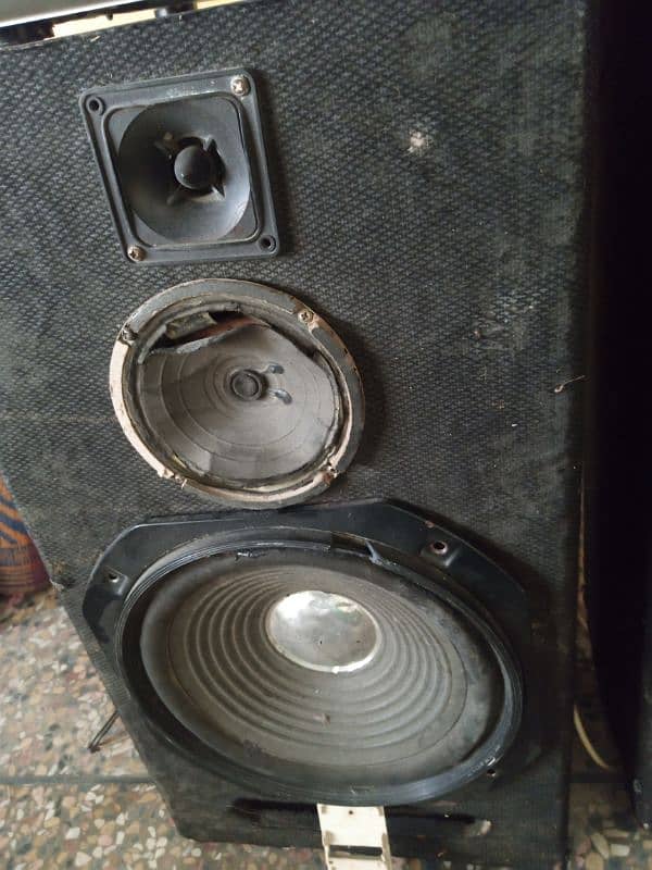 Full Set Of Speakers And Amplifiers 3