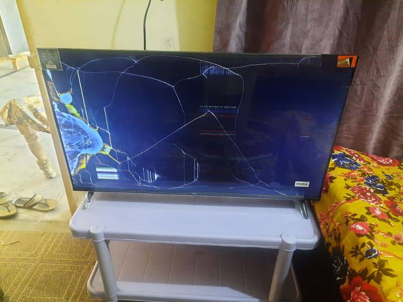 TCL 40s5400 disply panel broken . all acessries available 1