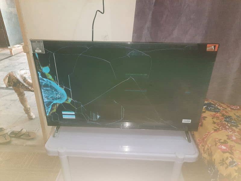 TCL 40s5400 disply panel broken . all acessries available 2