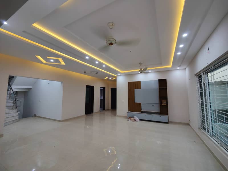 Beautiful Kanal Designer House For Rent 16