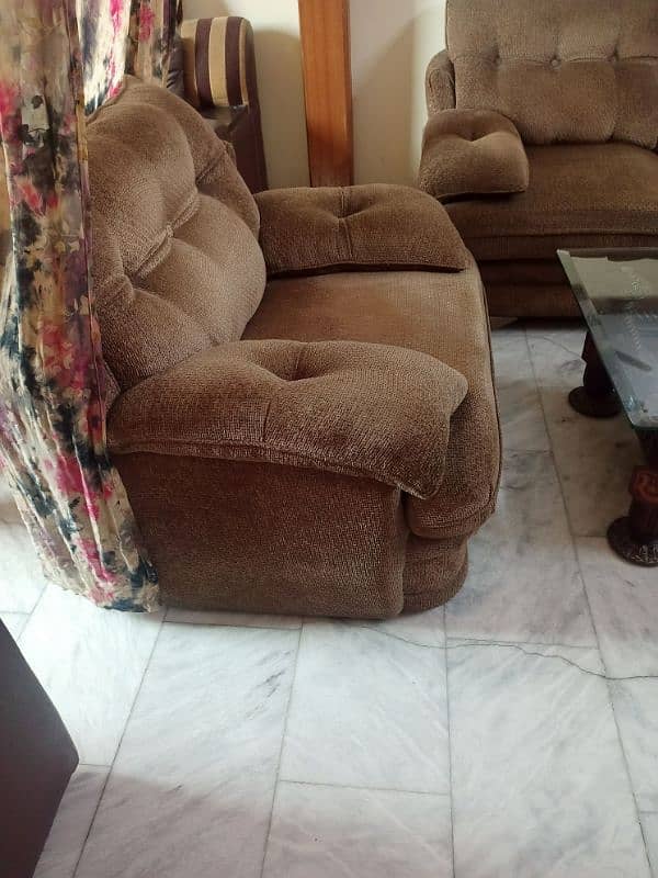 6 seater sofa centre table set. 20 inch TV with trolley 3