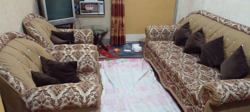 Five Seater Sofa Set in Good Condition is for Sale 2