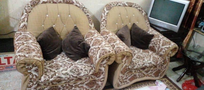 Five Seater Sofa Set in Good Condition is for Sale 4