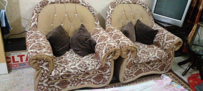 Five Seater Sofa Set in Good Condition is for Sale 3