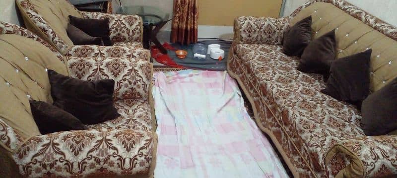 Five Seater Sofa Set in Good Condition is for Sale 0