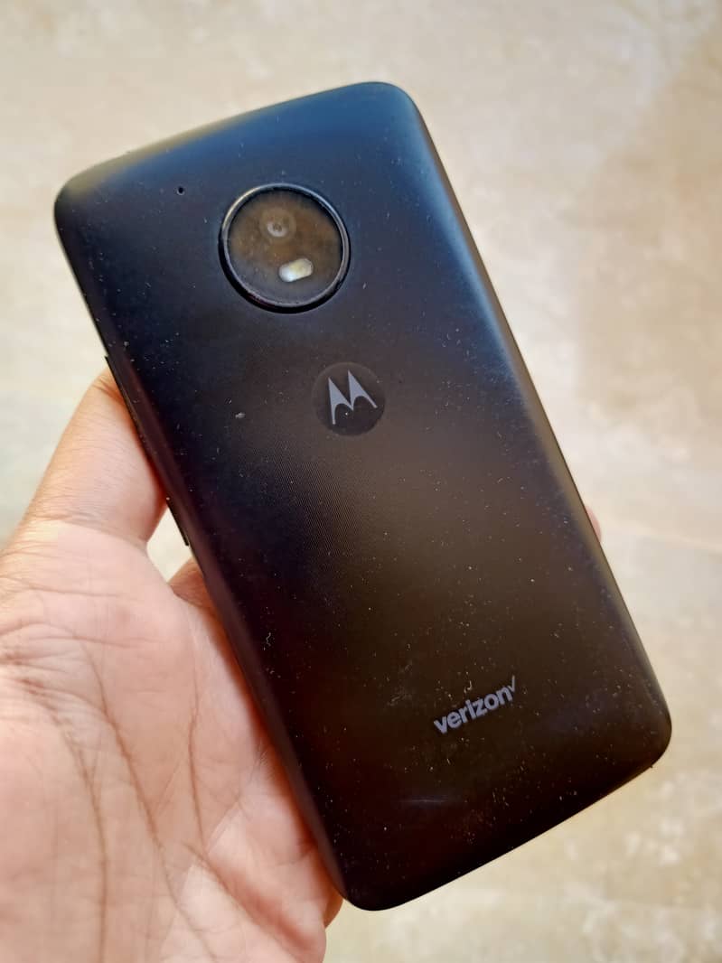 Moto E4 with original box 5