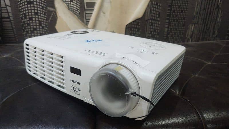 vGA and HDMI projectors available for sale in good condition 2