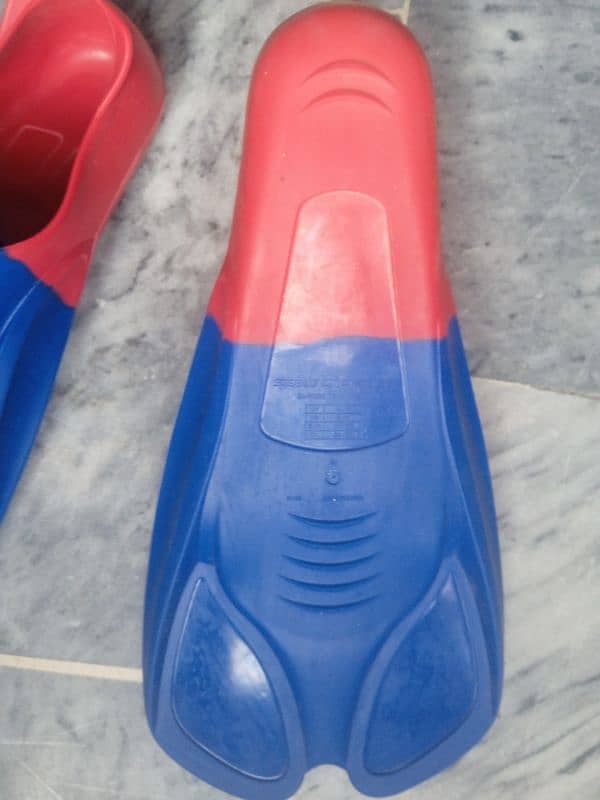 swimming fins 10/10 condition adjust in all sizes 1