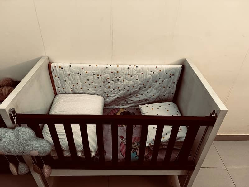 Baby Cot in Solid Wood 1