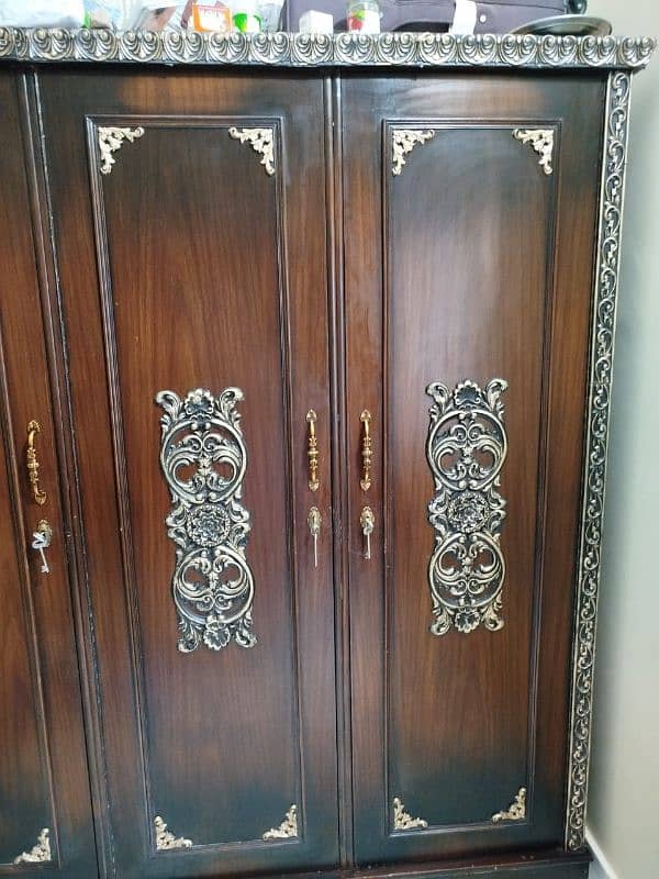 3 DOORS WOODEN ALMARI 0