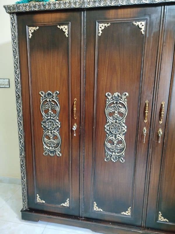 3 DOORS WOODEN ALMARI 1