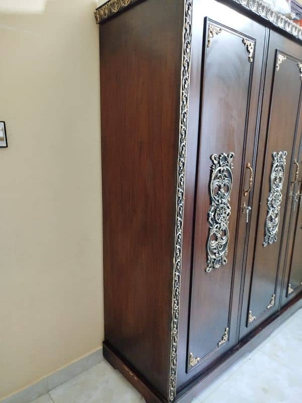 3 DOORS WOODEN ALMARI 4