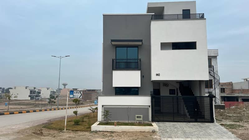 Ready-to-Move 5 Marla Corner House for Sale in Mumtaz City Islamabad | Main Double Road | Ravi Block | Near New International Airport & Srinagar Highway| 2