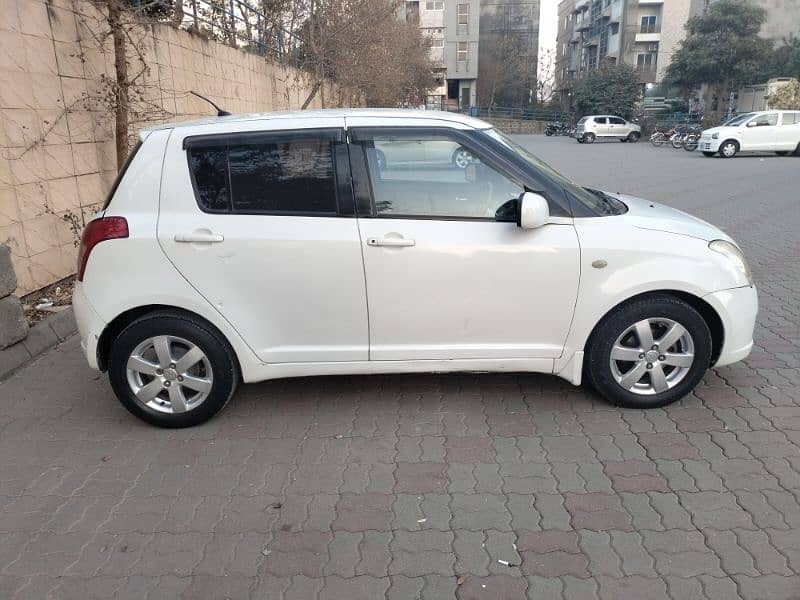 Suzuki Swift DLX 1.3 (2012) 1