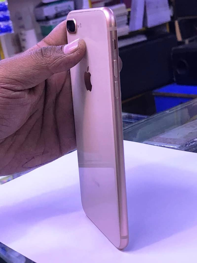 Apple iPhone 8 Plus 3