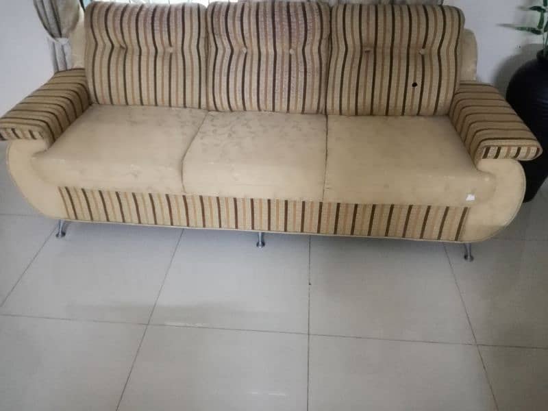 7 seater molty foam sofa set. Good condition. 0