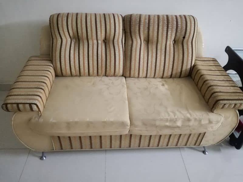 7 seater molty foam sofa set. Good condition. 1