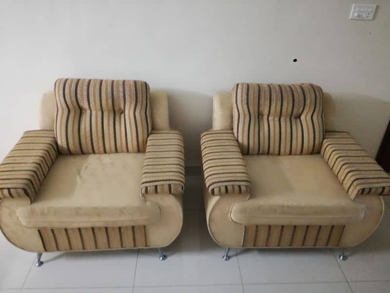 7 seater molty foam sofa set. Good condition. 2