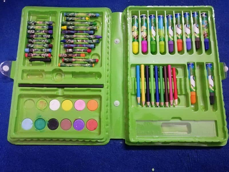 crayon set of 2 with a free pouch 2